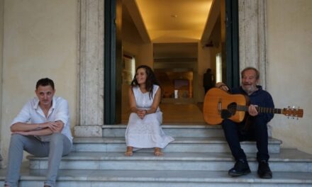 Edoardo De Angelis e gli attori Caterina Bernardi e Alessandro Maione portano a Casarsa la performance “Anche le stanze parlano”