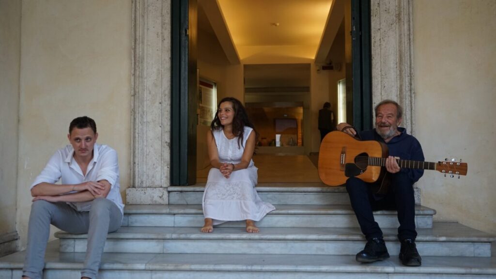 Edoardo De Angelis e gli attori Caterina Bernardi e Alessandro Maione portano a Casarsa la performance “Anche le stanze parlano”