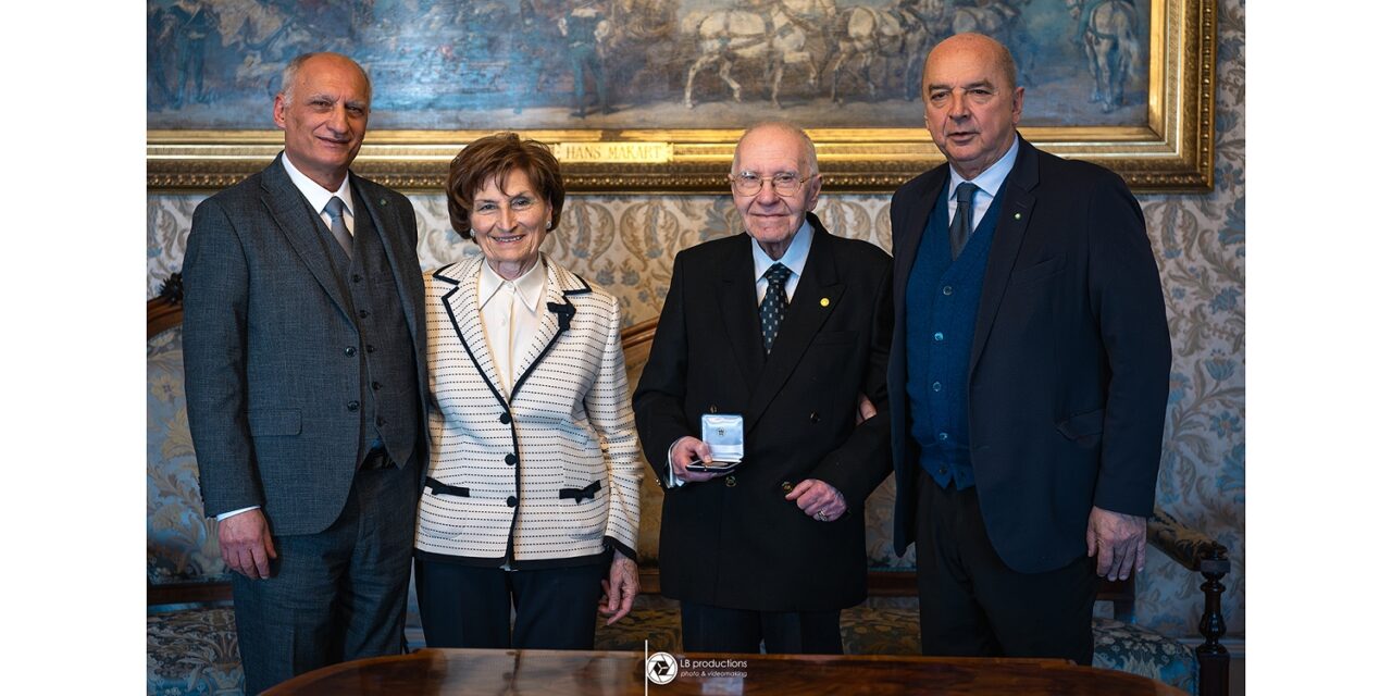 IL SINDACO ROBERTO DIPIAZZA HA CONFERITO LA MEDAGLIA BRONZEA DELLA CITTÀ DI TRIESTE A COSIMO COSENZA, “POETA DEI DUE GOLFI”