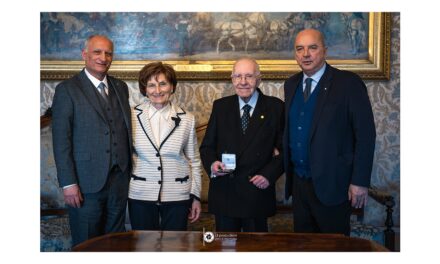 IL SINDACO ROBERTO DIPIAZZA HA CONFERITO LA MEDAGLIA BRONZEA DELLA CITTÀ DI TRIESTE A COSIMO COSENZA, “POETA DEI DUE GOLFI”