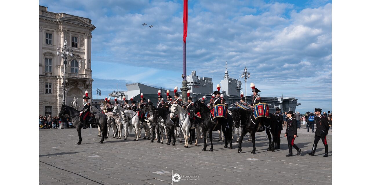 UNA PIAZZA UNITÀ D’ITALIA AFFOLLATA HA ACCOLTO LA FANFARA DEL 4º REGGIMENTO A CAVALLO DELL’ARMA DEI CARABINIERI