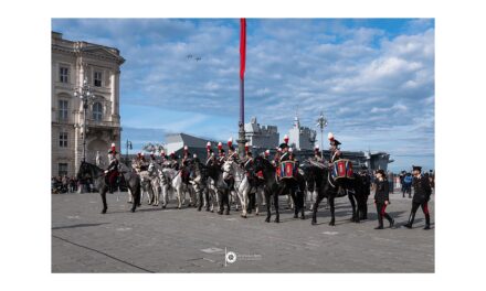 UNA PIAZZA UNITÀ D’ITALIA AFFOLLATA HA ACCOLTO LA FANFARA DEL 4º REGGIMENTO A CAVALLO DELL’ARMA DEI CARABINIERI