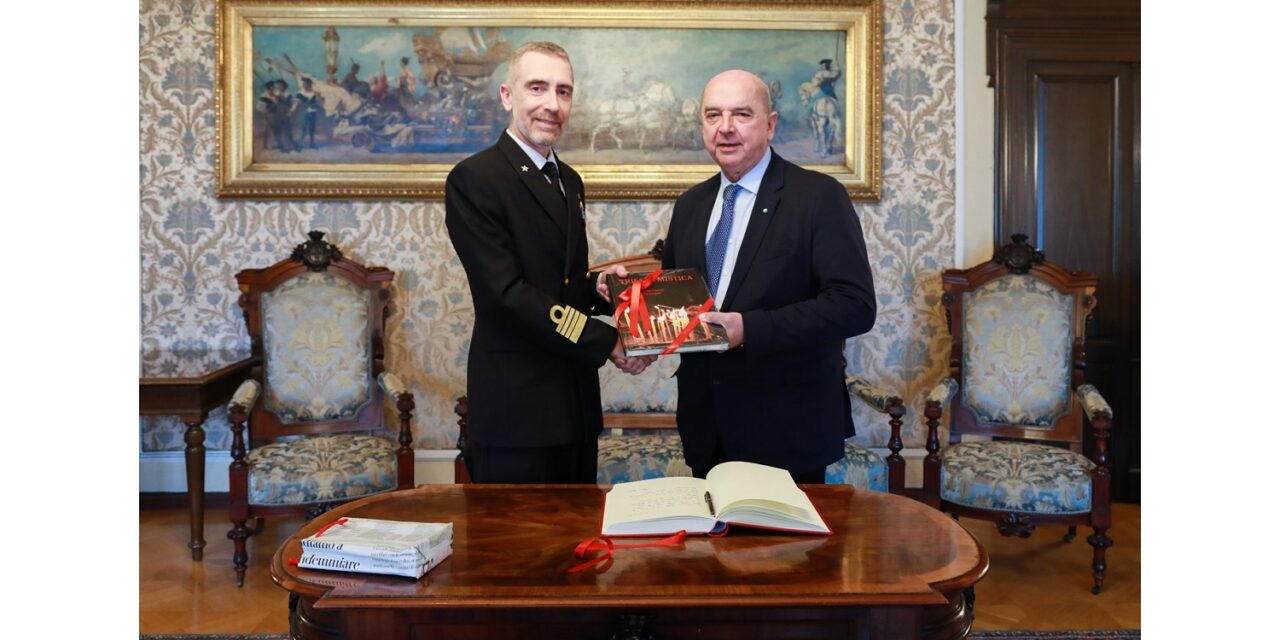 IL SINDACO ROBERTO DIPIAZZA HA RICEVUTO IN MUNICIPIO IL CAPITANO DI VASCELLO FRANCESCO MARZI, COMANDANTE DELLA NAVE TRIESTE