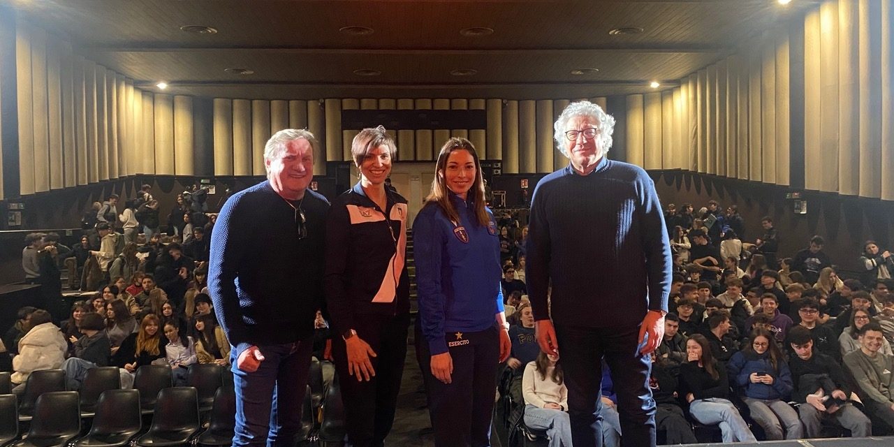 300 FRA STUDENTI E INSEGNANTI AL CAPITOL DI PORDENONE HANNO INCONTRATO LA CAMPIONESSA OLIMPICA MARA NAVARRIA, L’OSTACOLISTA E VELOCISTA MARZIA CARAVELLI E IL PRESIDENTE DEL CONI REGIONALE GIORGIO BRANDOLI