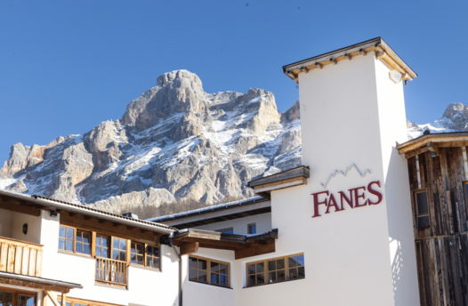 Un’Esperienza Enologica d’Eccellenza: le Degustazioni Sensoriali del Dolomiti Wellness Hotel Fanes