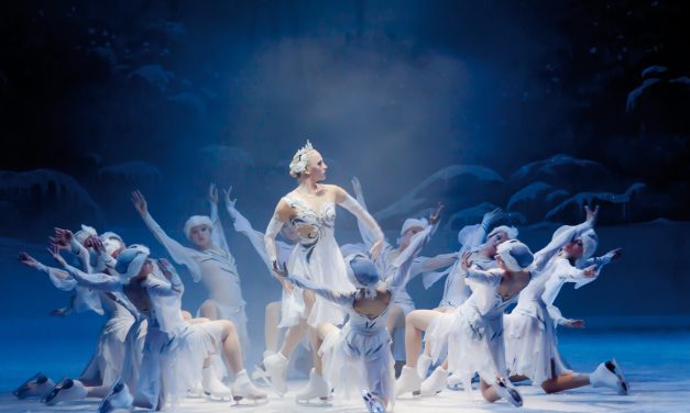 SWAN LAKE ON ICE sulle musiche di Ciajkovskij coreografie e regia di TONY MERCER trasforma il palcoscenico del Teatro Rossetti in una pista di ghiaccio