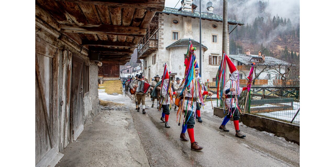 Domenica 2 marzo la Zinghenesta celebra la dodicesima edizione: ritorna il tradizionale carnevale di Canale d’Agordo, con sfilate, musica, balli e scultura