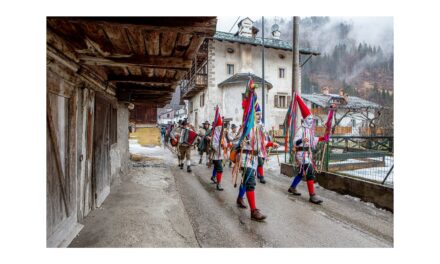 Domenica 2 marzo la Zinghenesta celebra la dodicesima edizione: ritorna il tradizionale carnevale di Canale d’Agordo, con sfilate, musica, balli e scultura