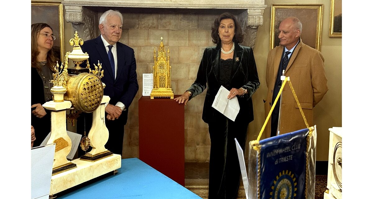 CONSEGNATI AL MUSEO SARTORIO QUATTRO ANTICHI OROLOGI A PENDOLO DA TAVOLO RESTAURATI DALL’INNER WHEEL CLUB DI TRIESTE