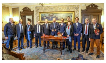 IL SINDACO ROBERTO DIPIAZZA HA RICEVUTO IN MUNICIPIO UNA DELEGAZIONE DELLA PROVINCIA ELLENICA DELL’ELIDE A TRIESTE PER PROMUOVERE NELL’AMBITO DI “OLIO CAPITALE” L’OLIO D’OLIVA DELLA TERRA OLIMPICA