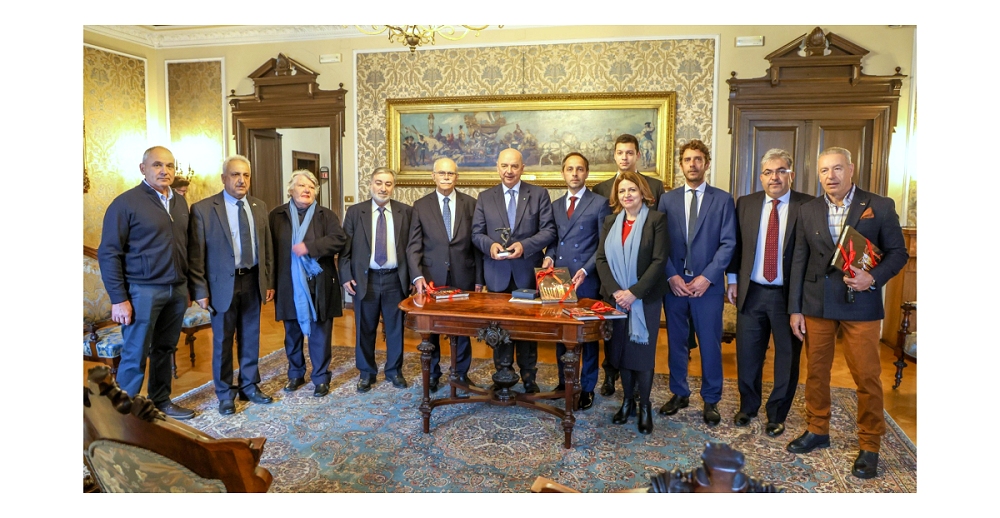 IL SINDACO ROBERTO DIPIAZZA HA RICEVUTO IN MUNICIPIO UNA DELEGAZIONE DELLA PROVINCIA ELLENICA DELL’ELIDE A TRIESTE PER PROMUOVERE NELL’AMBITO DI “OLIO CAPITALE” L’OLIO D’OLIVA DELLA TERRA OLIMPICA