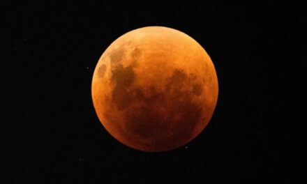 LUNA ROSSA ECLISSI DI LUNA alza gli occhi al cielo