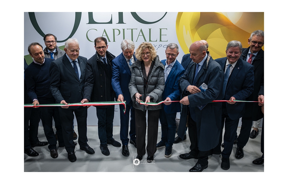 INAUGURATO OLIO CAPITALE ALLA PRESENZA DEL SINDACO DIPIAZZA, DEL VICESINDACO TONEL – ANCHE IN VESTE DI CONSIGLIERE PER IL FRIULI VENEZIA GIULIA DELL’ASSOCIAZIONE NAZIONALE CITTÀ DELL’OLIO – E DELL’ASSESSORE ROSSI