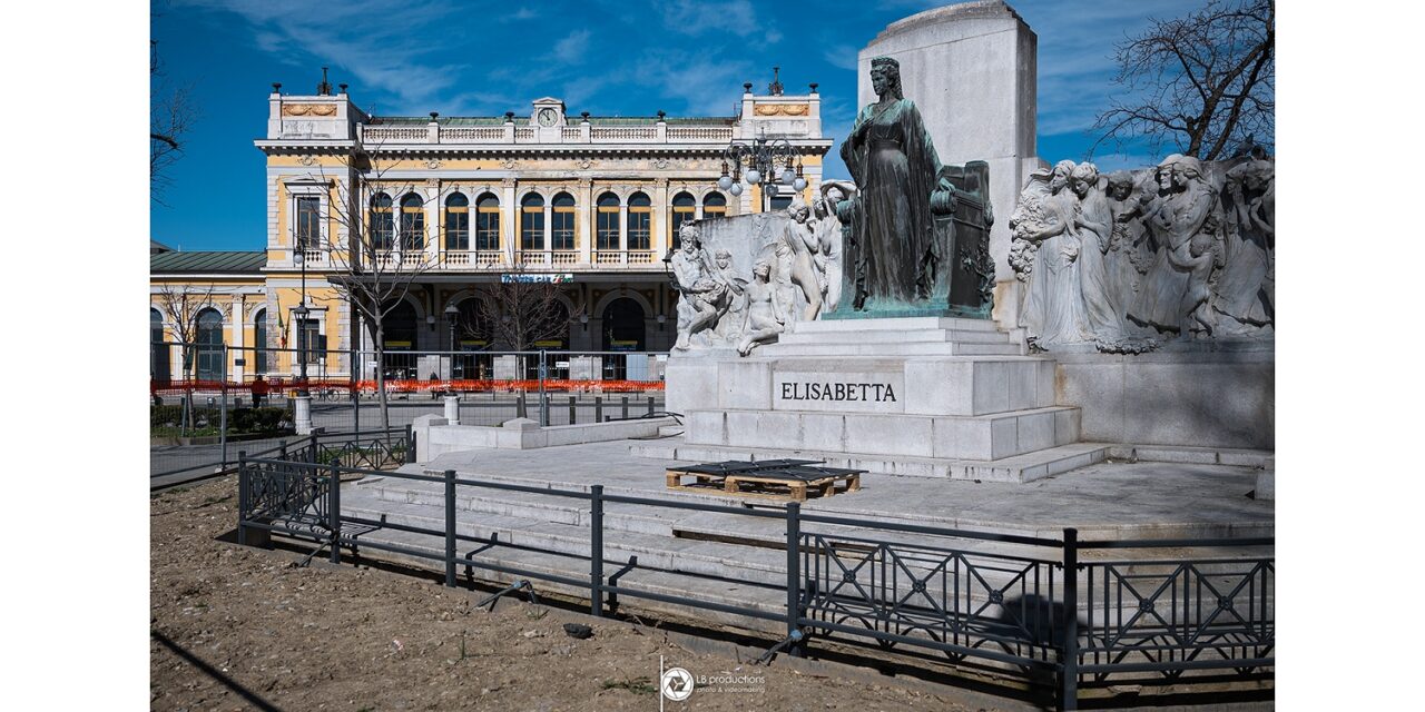 L’ASSESSORE ALLE POLITICHE DEL TERRITORIO, MICHELE BABUDER HA PRESENTATO LA NUOVA RECINZIONE METALLICA A PROTEZIONE DELLA STATUA DI SISSI E DELLE AREE VERDI DI PIAZZA LIBERTÀ